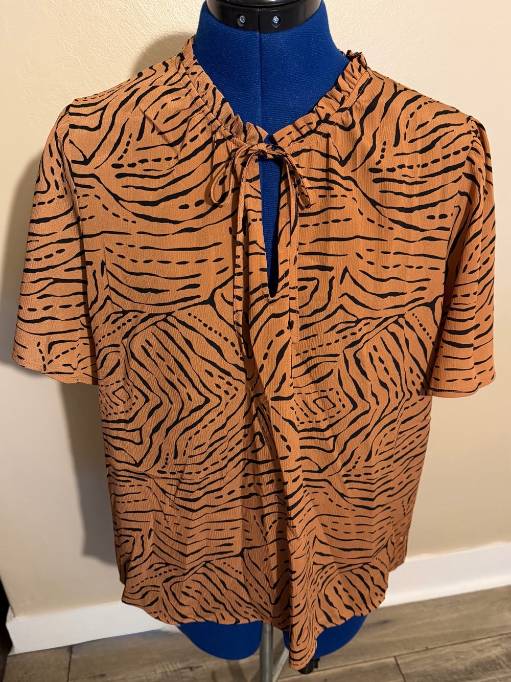 Nine West Women’s XXL Brown Black Abstract Print Tie Neck Short Sleeve Blouse